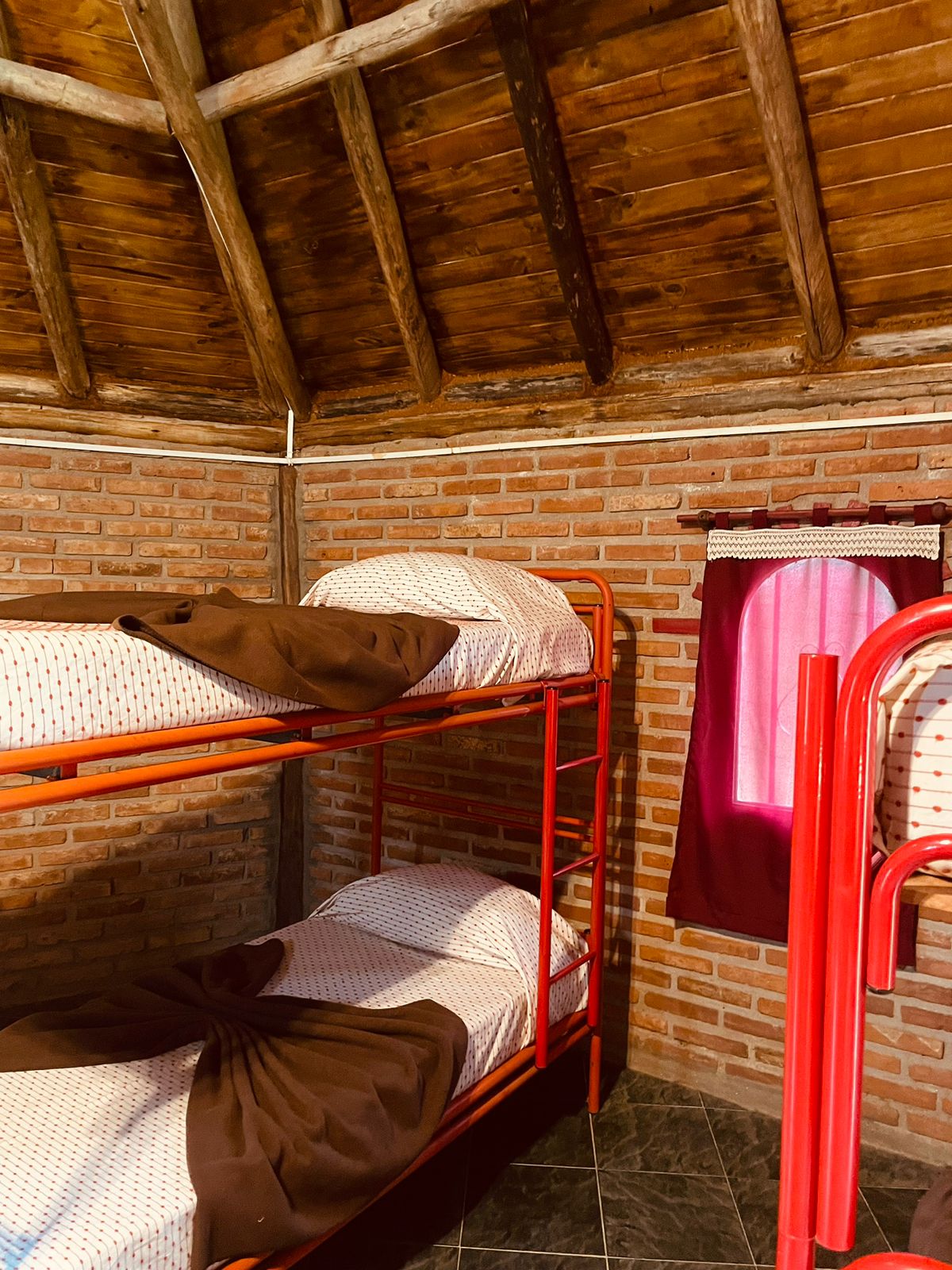 Interior con camas, Bungalow Simple