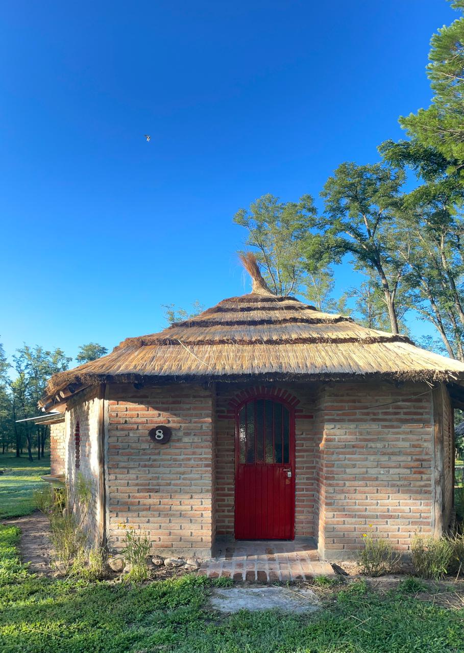 Exterior del bungalow con su baño privado al lado