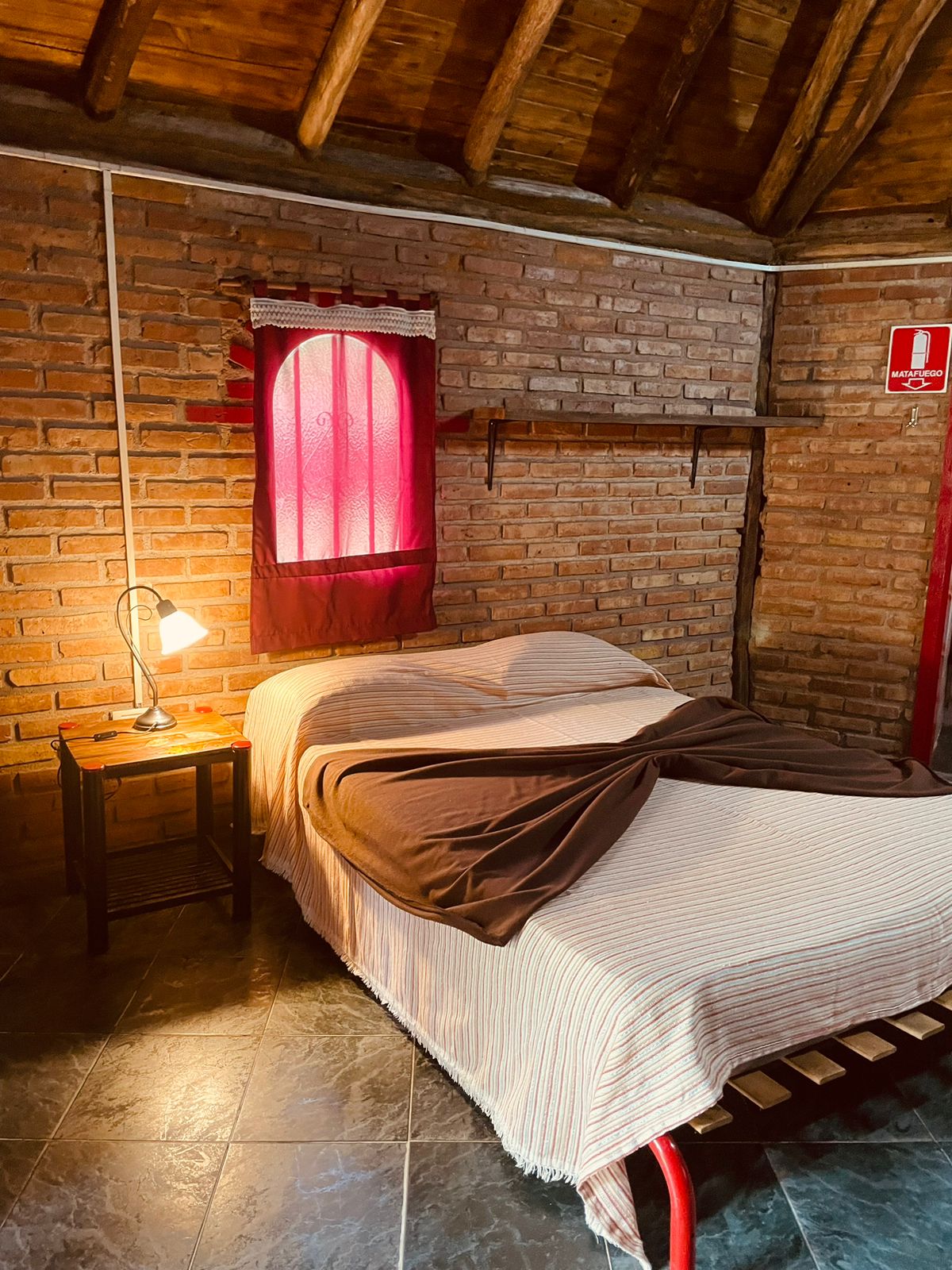 Interior del bungalow con sommier