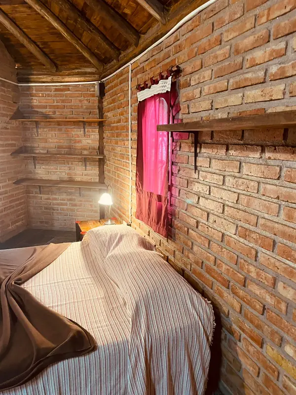 Interior del bungalow con cama matrimonial