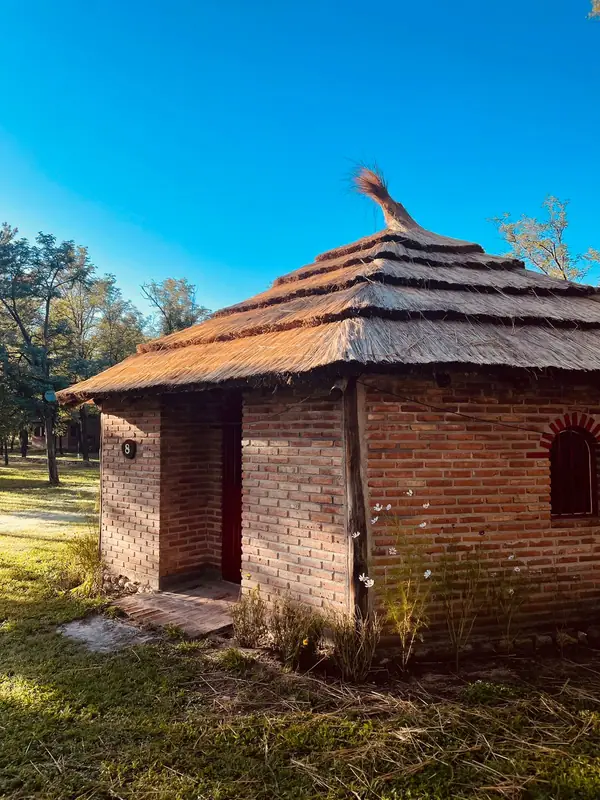 Frente del bungalow con baño interno