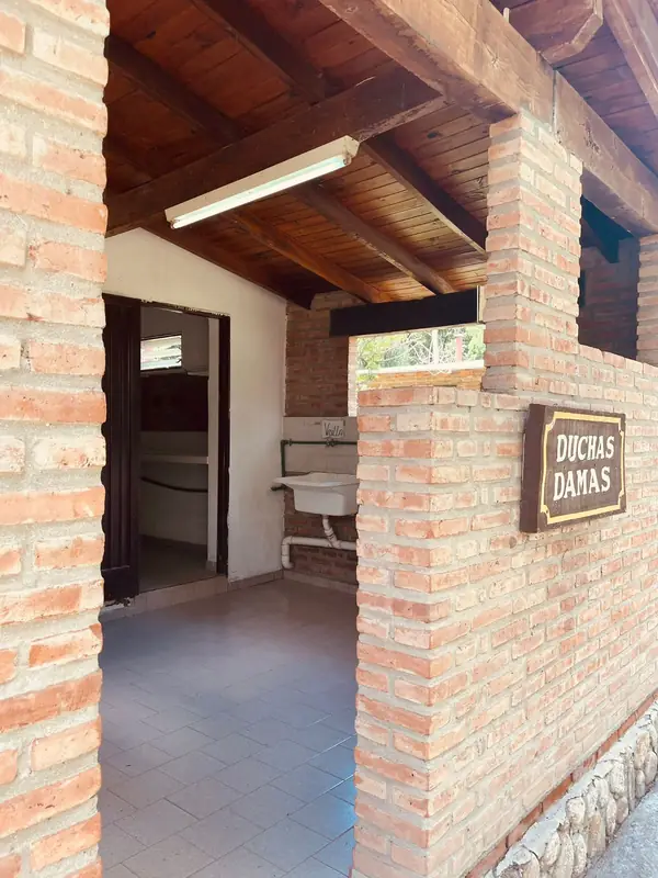 Baños y duchas compartidos del camping