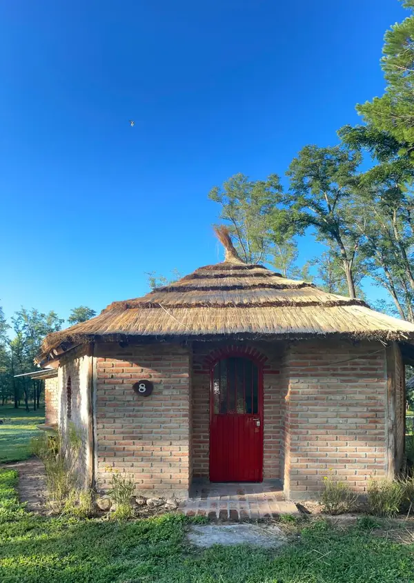 Bungalow con techo de paja y puerta roja
