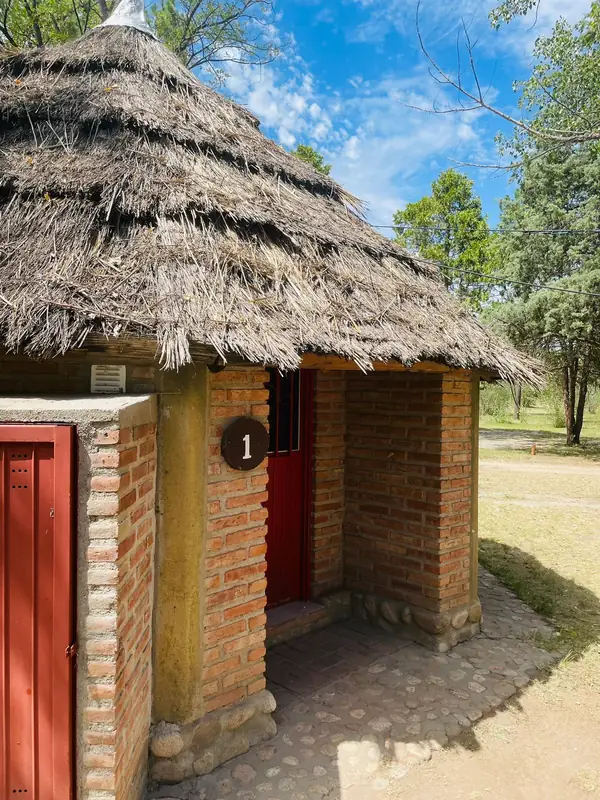 Exterior del Bungalow Simple con techo de paja