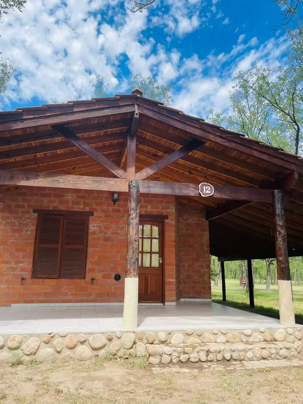 Cabaña de ladrillo con galería techada