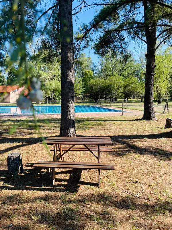 Mesas junto a la pileta